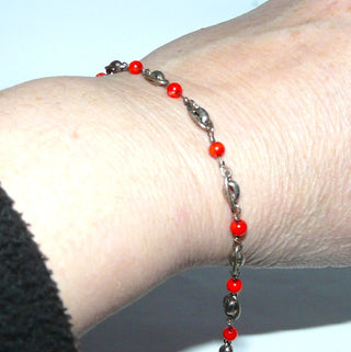 Einzelstück, zartes Vintage-Armband aus 835 Silber mit roten Korallen-Repliken, gravierte, ovale Zwischenteile, Länge 17,5 cm, Federringverschluß, um 1950 - Vintage-Schmuck nur im Onlineshop von danilogold!