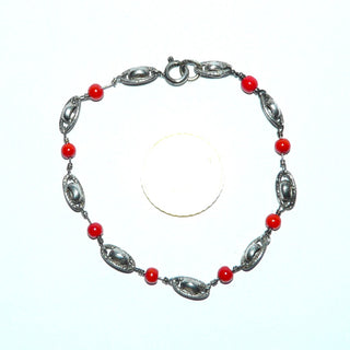 Einzelstück, zartes Vintage-Armband aus 835 Silber mit roten Korallen-Repliken, gravierte, ovale Zwischenteile, Länge 17,5 cm, Federringverschluß, um 1950 - Vintage-Schmuck nur im Onlineshop von danilogold!