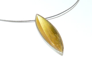 Einzelstück, zartes graphisches Collier aus 925 Silber komplett mit einem Edelstahlseil von 45 cm Länge mit Silberverschluß, Anhänger "Schiffchen", innen dezent eismattiert + vergoldet, hinten poliertes Silber -	Nur erhältlich bei www.danilogold-shop.de