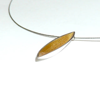 Einzelstück, zartes graphisches Collier aus 925 Silber komplett mit einem Edelstahlseil von 45 cm Länge mit Silberverschluß, Anhänger "Schiffchen", innen dezent eismattiert + vergoldet, hinten poliertes Silber -	Nur erhältlich bei www.danilogold-shop.de
