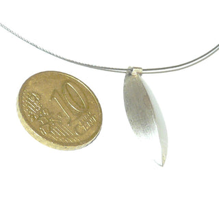 Einzelstück, zartes graphisches Collier aus 925 Silber komplett mit einem Edelstahlseil von 45 cm Länge mit Silberverschluß, Anhänger "Schiffchen", innen dezent eismattiert + vergoldet, hinten poliertes Silber -	Nur erhältlich bei www.danilogold-shop.de