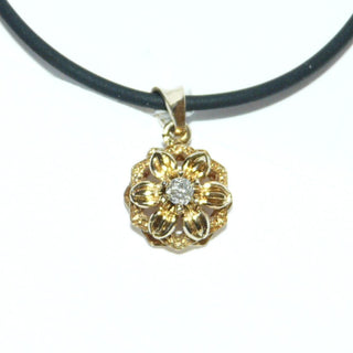 Romantisches Einzelstück, kleiner zauberhafter Vintage-Diamant-Anhänger in floraler Blütenfassung aus 585 Gold poliert, 1 Altschliff-Diamant von ca. 0,07 Karat, um 1940 -	Vintage-Schmuck nur im Onlineshop von danilogold!