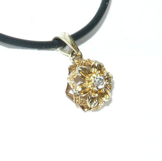 Romantisches Einzelstück, kleiner zauberhafter Vintage-Diamant-Anhänger in floraler Blütenfassung aus 585 Gold poliert, 1 Altschliff-Diamant von ca. 0,07 Karat, um 1940 -	Vintage-Schmuck nur im Onlineshop von danilogold!