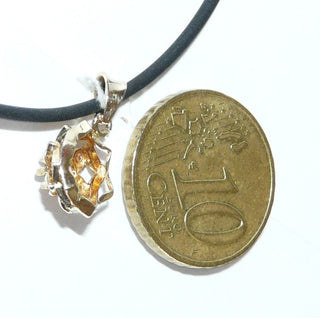 Romantisches Einzelstück, kleiner zauberhafter Vintage-Diamant-Anhänger in floraler Blütenfassung aus 585 Gold poliert, 1 Altschliff-Diamant von ca. 0,07 Karat, um 1940 -	Vintage-Schmuck nur im Onlineshop von danilogold!