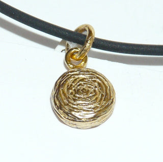 Einzelstück, zierlicher runder Anhänger aus 925 Silber vergoldet "Button", asymmetrische konzentrische Linien, die an eine gefüllte Rose erinnern	
-	Einzelstücke nur erhältlich bei www.danilogold-shop.de
 