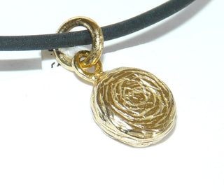 Einzelstück, zierlicher runder Anhänger aus 925 Silber vergoldet "Button", asymmetrische konzentrische Linien, die an eine gefüllte Rose erinnern	
-	Einzelstücke nur erhältlich bei www.danilogold-shop.de
 