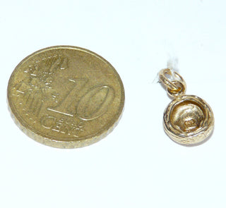 Einzelstück, zierlicher runder Anhänger aus 925 Silber vergoldet "Button", asymmetrische konzentrische Linien, die an eine gefüllte Rose erinnern	
-	Einzelstücke nur erhältlich bei www.danilogold-shop.de
 