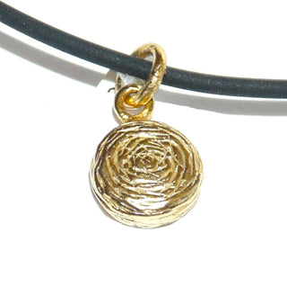 Einzelstück, zierlicher runder Anhänger aus 925 Silber vergoldet "Button", asymmetrische konzentrische Linien, die an eine gefüllte Rose erinnern	
- Einzelstücke nur erhältlich bei www.danilogold-shop.de