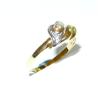 zierliches Einzelstück, schmaler Brillantring, zweifarbiger Antragsring, Verlobungsring aus 585 Gold mit einem Brillanten & 2 Diamanten von zusammen 0,04 Karat in Zarge & im Pavé gefaßt, das geschwungene, gerillte Ornament ist in den Tiefen rhodiniert, Ringweite 55, poliert - Goldschmiede Danilo