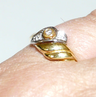 zierliches Einzelstück, schmaler Brillantring, zweifarbiger Antragsring, Verlobungsring aus 585 Gold mit einem Brillanten & 2 Diamanten von zusammen 0,04 Karat in Zarge & im Pavé gefaßt, das geschwungene, gerillte Ornament ist in den Tiefen rhodiniert, Ringweite 55, poliert - Goldschmiede Danilo