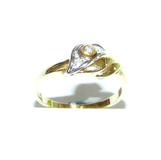 zierliches Einzelstück, schmaler Brillantring, zweifarbiger Antragsring, Verlobungsring aus 585 Gold mit einem Brillanten & 2 Diamanten von zusammen 0,04 Karat in Zarge & im Pavé gefaßt, das geschwungene, gerillte Ornament ist in den Tiefen rhodiniert, Ringweite 55, poliert - Goldschmiede Danilo