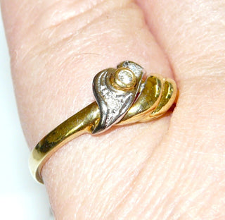 zierliches Einzelstück, schmaler Brillantring, zweifarbiger Antragsring, Verlobungsring aus 585 Gold mit einem Brillanten & 2 Diamanten von zusammen 0,04 Karat in Zarge & im Pavé gefaßt, das geschwungene, gerillte Ornament ist in den Tiefen rhodiniert, Ringweite 55, poliert - Goldschmiede Danilo