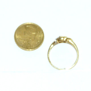 zierliches Einzelstück, schmaler Brillantring, zweifarbiger Antragsring, Verlobungsring aus 585 Gold mit einem Brillanten & 2 Diamanten von zusammen 0,04 Karat in Zarge & im Pavé gefaßt, das geschwungene, gerillte Ornament ist in den Tiefen rhodiniert, Ringweite 55, poliert - Goldschmiede Danilo
