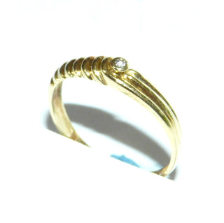 zierliches Einzelstück, schmaler Brillantring, Antragsring, Vorsteckring, Verlobungsring aus 585 Gold mit einem Brillant von 0,015 Karat in Zarge gefaßt, asymmetrisch gerillte Schiene, Ringweite 57, poliert - Goldschmiede Danilo
