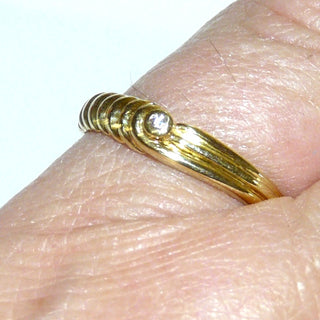 zierliches Einzelstück, schmaler Brillantring, Antragsring, Vorsteckring, Verlobungsring aus 585 Gold mit einem Brillant von 0,015 Karat in Zarge gefaßt, asymmetrisch gerillte Schiene, Ringweite 57, poliert - Goldschmiede Danilo