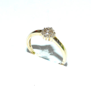 zierliches Einzelstück, schmaler Diamantring, Antragsring, Vorsteckring, Verlobungsring aus 375 Gold, eine kleine Rosette gebildet aus 19 Diamanten von zusammen 0,10 Karat naturfarben champagner, in Krappen gefaßt, Ringweite 50,5, poliert - Goldschmiede Danilo
