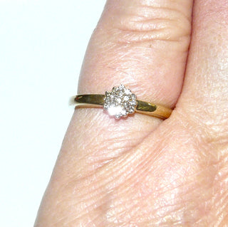 zierliches Einzelstück, schmaler Diamantring, Antragsring, Vorsteckring, Verlobungsring aus 375 Gold, eine kleine Rosette gebildet aus 19 Diamanten von zusammen 0,10 Karat naturfarben champagner, in Krappen gefaßt, Ringweite 50,5, poliert - Goldschmiede Danilo