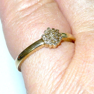 zierliches Einzelstück, schmaler Diamantring, Antragsring, Vorsteckring, Verlobungsring aus 375 Gold, eine kleine Rosette gebildet aus 19 Diamanten von zusammen 0,10 Karat naturfarben champagner, in Krappen gefaßt, Ringweite 50,5, poliert - Goldschmiede Danilo
