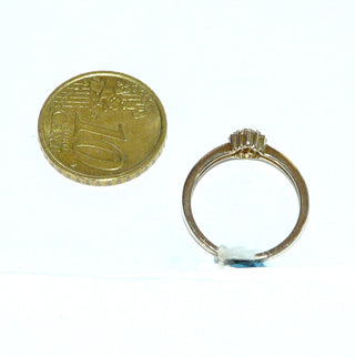 zierliches Einzelstück, schmaler Diamantring, Antragsring, Vorsteckring, Verlobungsring aus 375 Gold, eine kleine Rosette gebildet aus 19 Diamanten von zusammen 0,10 Karat naturfarben champagner, in Krappen gefaßt, Ringweite 50,5, poliert - Goldschmiede Danilo