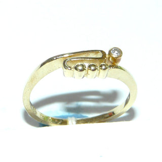 zierliches Einzelstück, schmaler Diamantring, handgefertigter Antragsring, Vorsteckring, Verlobungsring aus 585 Gold, ein Diamant von 0,01 Karat in Zarge gefaßt, geschwungenes "S" mit Kugelakzenten, Ringweite 51,5, poliert, Seitenflächen seidenmatt & Oberfläche poliert - Goldschmiede Danilo