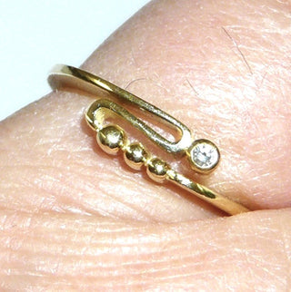 zierliches Einzelstück, schmaler Diamantring, handgefertigter Antragsring, Vorsteckring, Verlobungsring aus 585 Gold, ein Diamant von 0,01 Karat in Zarge gefaßt, geschwungenes "S" mit Kugelakzenten, Ringweite 51,5, poliert, Seitenflächen seidenmatt & Oberfläche poliert - Goldschmiede Danilo