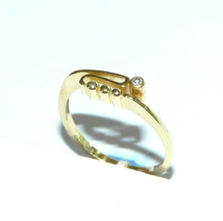 zierliches Einzelstück, schmaler Diamantring, handgefertigter Antragsring, Vorsteckring, Verlobungsring aus 585 Gold, ein Diamant von 0,01 Karat in Zarge gefaßt, geschwungenes "S" mit Kugelakzenten, Ringweite 51,5, poliert, Seitenflächen seidenmatt & Oberfläche poliert - Goldschmiede Danilo