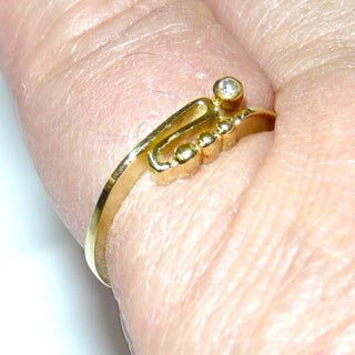 zierliches Einzelstück, schmaler Diamantring, handgefertigter Antragsring, Vorsteckring, Verlobungsring aus 585 Gold, ein Diamant von 0,01 Karat in Zarge gefaßt, geschwungenes "S" mit Kugelakzenten, Ringweite 51,5, poliert, Seitenflächen seidenmatt & Oberfläche poliert - Goldschmiede Danilo