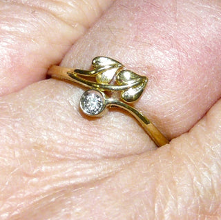 florales Einzelstück, Diamantring, Vorsteckring, Antragsring, Verlobungsring in Form eines plastisch ausgearbeiteten Blütenzweigs aus 333 Gold, ein Diamant in Zargenfassung gefaßt, Ringweite 56,5, poliert - Goldschmiede Danilo