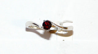 zierliches Einzelstück, Ring aus 925 Silber mit einem runden, von 4 Krappen gehaltenen roten Granat, seitlich sind, als besonderer Akzent, in die Fassung unter dem Granat zwei funkelnde Zirkonia eingearbeitet, Ringweite 58 - 	Unikatschmuck nur erhältlich im Onlineshop von Juwelier & Goldschmiede Danilo! 