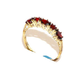 zierliches Einzelstück, schmaler Vintage Granatring aus 333 Gold mit 2 runden &a 3 ovalen Altschliff-Granaten, Handarbeit mit 6-Krappenfassungen ähnlich einem Memoire-Ring, Granate in schöner kräftiger Farbe in einer Reihe quer zum Finger nebeneinander, Ringweite 57, um 1970 - Goldschmiede Danilo