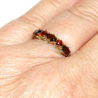 zierliches Einzelstück, schmaler Vintage Granatring aus 333 Gold mit 2 runden &a 3 ovalen Altschliff-Granaten, Handarbeit mit 6-Krappenfassungen ähnlich einem Memoire-Ring, Granate in schöner kräftiger Farbe in einer Reihe quer zum Finger nebeneinander, Ringweite 57, um 1970 - Goldschmiede Danilo