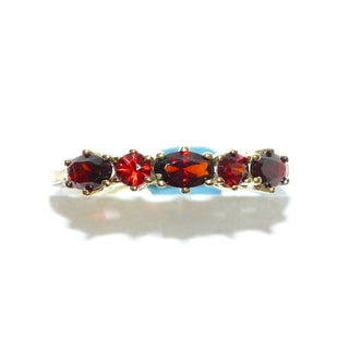 zierliches Einzelstück, schmaler Vintage Granatring aus 333 Gold mit 2 runden &a 3 ovalen Altschliff-Granaten, Handarbeit mit 6-Krappenfassungen ähnlich einem Memoire-Ring, Granate in schöner kräftiger Farbe in einer Reihe quer zum Finger nebeneinander, Ringweite 57, um 1970 - Goldschmiede Danilo