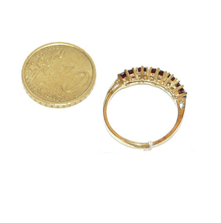 zierliches Einzelstück, schmaler Vintage Granatring aus 333 Gold mit 2 runden &a 3 ovalen Altschliff-Granaten, Handarbeit mit 6-Krappenfassungen ähnlich einem Memoire-Ring, Granate in schöner kräftiger Farbe in einer Reihe quer zum Finger nebeneinander, Ringweite 57, um 1970 - Goldschmiede Danilo