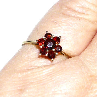 zierliches Einzelstück, Vintage Granatring aus 333 Gold als runde Rosette aus 7 handgeschliffenen Böhmischen Altschliff-Granaten, Drahtkörbchen als Fingerauflage, Krappenfassungen, Ringweite 54,5, um 1960 - Goldschmiede Danilo