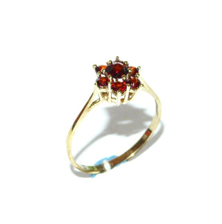 zierliches Einzelstück, Vintage Granatring aus 333 Gold als runde Rosette aus 7 handgeschliffenen Böhmischen Altschliff-Granaten, Drahtkörbchen als Fingerauflage, Krappenfassungen, Ringweite 54,5, um 1960 - Goldschmiede Danilo
