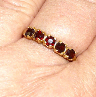 zierliches Einzelstück, Vintage Granatring aus 585 Gold mit 5 runden, leuchtend dunkelroten Granaten in 4-Krappenfassungen in Reihe quer nebeneinander, Hans Rivoir Pforzheim, Ringweite 57, 1960-1970 - Goldschmiede Danilo