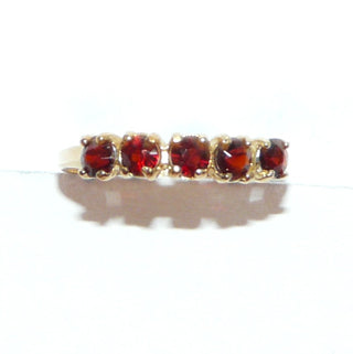 zierliches Einzelstück, Vintage Granatring aus 585 Gold mit 5 runden, leuchtend dunkelroten Granaten in 4-Krappenfassungen in Reihe quer nebeneinander, Hans Rivoir Pforzheim, Ringweite 57, 1960-1970 - Goldschmiede Danilo