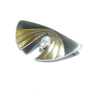 Einzelstück, zweifarbige Brosche "Halbkreis + Schwung" aus 925 Silber geschwärzt + vergoldet, mattiert, Kugelsicherung, mit einem ovalen Zirkonia. -	Einzelstücke nur erhältlich bei www.danilogold-shop.de