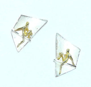 Einzelstücke, bicolor Ohrstecker "Mann im Ohr" mit einem matten, weißgesiedeten Silber-Segel + einem sitzenden Mann aus 750 Gold, ARS / Atelier Reister. -	Einzelstücke nur erhältlich bei www.danilogold-shop.de