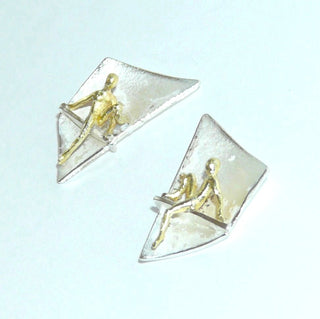 Einzelstücke, bicolor Ohrstecker "Mann im Ohr" mit einem matten, weißgesiedeten Silber-Segel + einem sitzenden Mann aus 750 Gold, ARS / Atelier Reister. -	Einzelstücke nur erhältlich bei www.danilogold-shop.de