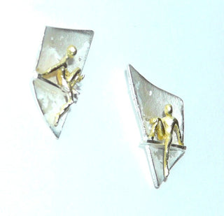 Einzelstücke, bicolor Ohrstecker "Mann im Ohr" mit einem matten, weißgesiedeten Silber-Segel + einem sitzenden Mann aus 750 Gold, ARS / Atelier Reister. -	Einzelstücke nur erhältlich bei www.danilogold-shop.de