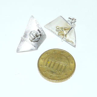 Einzelstücke, bicolor Ohrstecker "Mann im Ohr" mit einem matten, weißgesiedeten Silber-Segel + einem sitzenden Mann aus 750 Gold, ARS / Atelier Reister. -	Einzelstücke nur erhältlich bei www.danilogold-shop.de