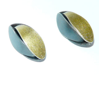 Einzelstücke, zweifarbige Ohrstecker "Olive" aus 925 Silber geschwärzt + vergoldet, mattiert. -	Nur erhältlich im Onlineshop von Juwelier & Goldschmiede Danilo!