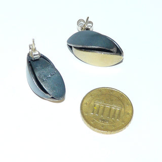 Einzelstücke, zweifarbige Ohrstecker "Olive" aus 925 Silber geschwärzt + vergoldet, mattiert. -	Nur erhältlich im Onlineshop von Juwelier & Goldschmiede Danilo!