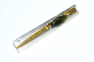 handgefertigtes Einzelstück, zweifarbige Unikat-Brosche + Anhänger aus 925 Silber + 999 Feingold in Keum-Boo-Technik gefertigt, mit 2,72 Karat flaschengrüner Moldavit (Meteoriten-Glas), facettiertes Navette, Kugelsicherung, gefalteter Stab, Oberfläche seidenmatt + teilweise Hammerschlag. -	Handgefertigtes Unikat! Nur im Onlineshop von Juwelier & Goldschmiede Danilo!