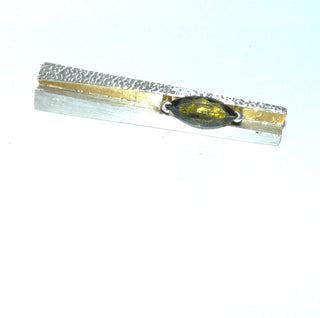 handgefertigtes Einzelstück, zweifarbige Unikat-Brosche + Anhänger aus 925 Silber + 999 Feingold in Keum-Boo-Technik gefertigt, mit 2,72 Karat flaschengrüner Moldavit (Meteoriten-Glas), facettiertes Navette, Kugelsicherung, gefalteter Stab, Oberfläche seidenmatt + teilweise Hammerschlag. -	Handgefertigtes Unikat! Nur im Onlineshop von Juwelier & Goldschmiede Danilo!