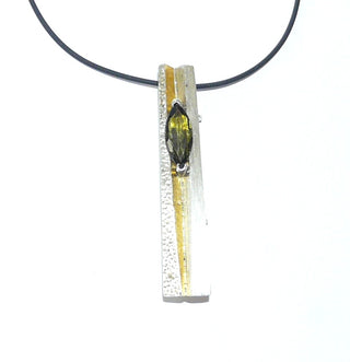 handgefertigtes Einzelstück, zweifarbige Unikat-Brosche + Anhänger aus 925 Silber + 999 Feingold in Keum-Boo-Technik gefertigt, mit 2,72 Karat flaschengrüner Moldavit (Meteoriten-Glas), facettiertes Navette, Kugelsicherung, gefalteter Stab, Oberfläche seidenmatt + teilweise Hammerschlag. -	Handgefertigtes Unikat! Nur im Onlineshop von Juwelier & Goldschmiede Danilo!