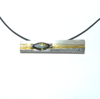 handgefertigtes Einzelstück, zweifarbige Unikat-Brosche + Anhänger aus 925 Silber + 999 Feingold in Keum-Boo-Technik gefertigt, mit 2,72 Karat flaschengrüner Moldavit (Meteoriten-Glas), facettiertes Navette, Kugelsicherung, gefalteter Stab, Oberfläche seidenmatt + teilweise Hammerschlag. -	Handgefertigtes Unikat! Nur im Onlineshop von Juwelier & Goldschmiede Danilo!