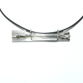 handgefertigtes Einzelstück, zweifarbige Unikat-Brosche + Anhänger aus 925 Silber + 999 Feingold in Keum-Boo-Technik gefertigt, mit 2,72 Karat flaschengrüner Moldavit (Meteoriten-Glas), facettiertes Navette, Kugelsicherung, gefalteter Stab, Oberfläche seidenmatt + teilweise Hammerschlag. -	Handgefertigtes Unikat! Nur im Onlineshop von Juwelier & Goldschmiede Danilo!