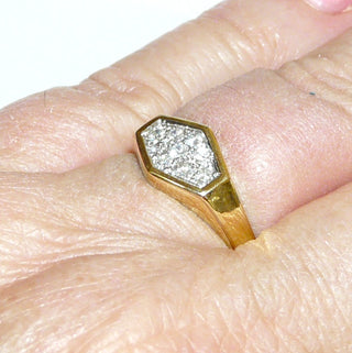 zweifarbiges Einzelstück, Brillantring, Antragsring, Verlobungsring aus 585 Gold mit 9 Brillanten von zusammen 0,27 Karat Twsi im Pavé im Weißgold 6-eck eingefaßt, Ringweite 58,5, poliert - Goldschmiede Danilo